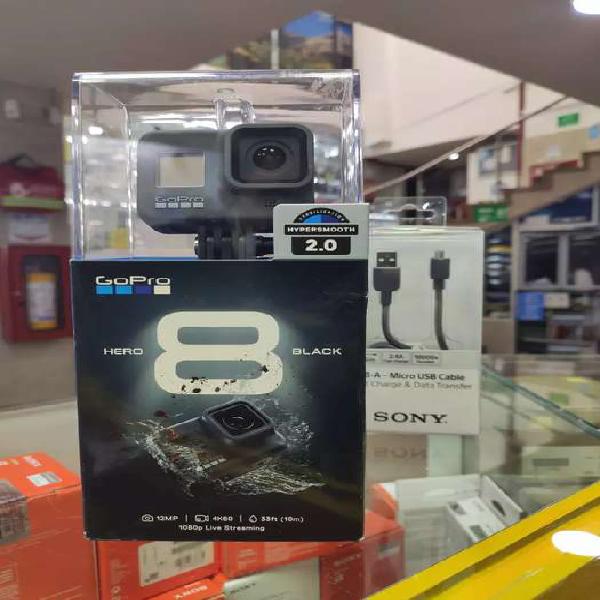 GoPro Hero 8 con cable micro de 1.5 MTS