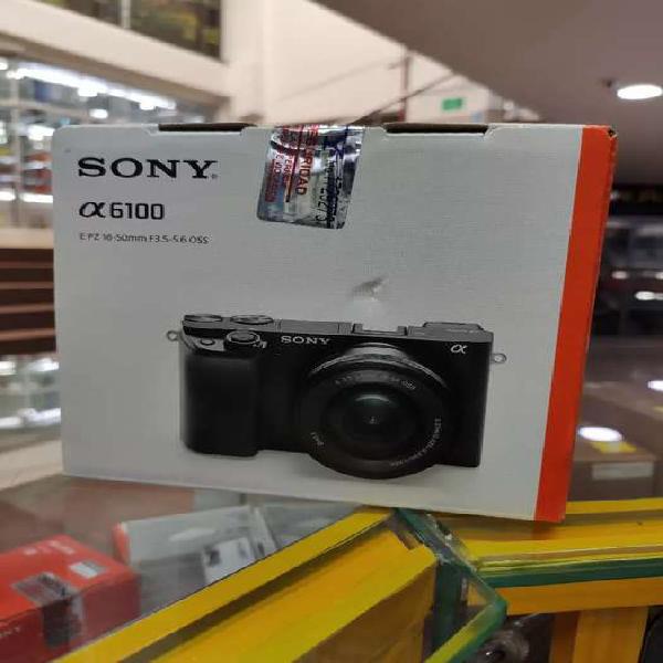 Sony A6100 con lente 16-50 mm