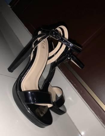 Tacones en charol negro