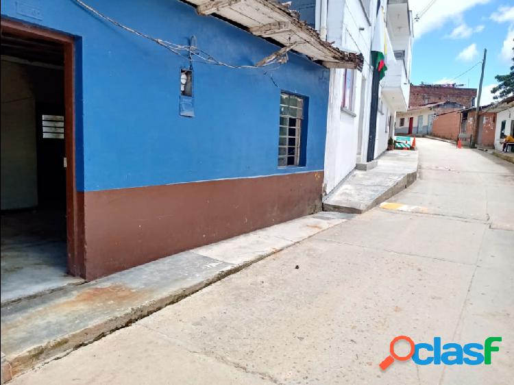 CASA EN CRISTALES CON BUENA UBICACIÓN PARA REMODELAR