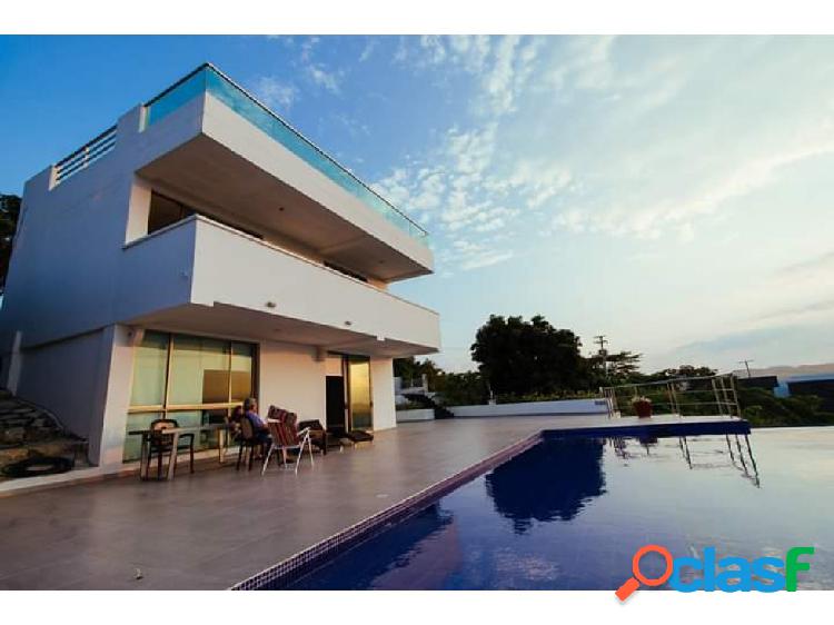 VENTA DE HERMOSA CASA EN LAGOS DE CAUJARAL