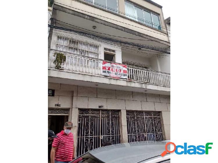 Vendo casa en barrio alameda de 3 pisos