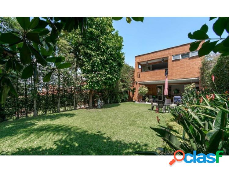 Casa en venta en Envigado loma Benedictinos