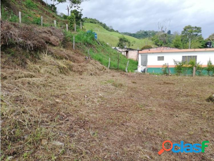 Lote de terreno con casa prefabricada