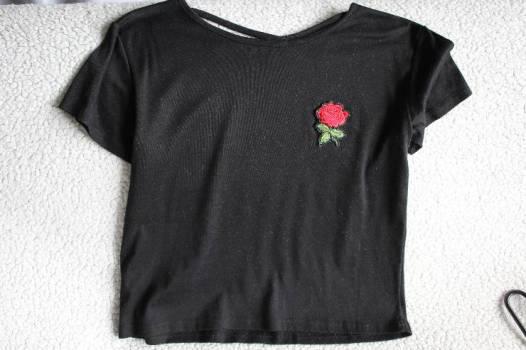 Blusa negra con flor