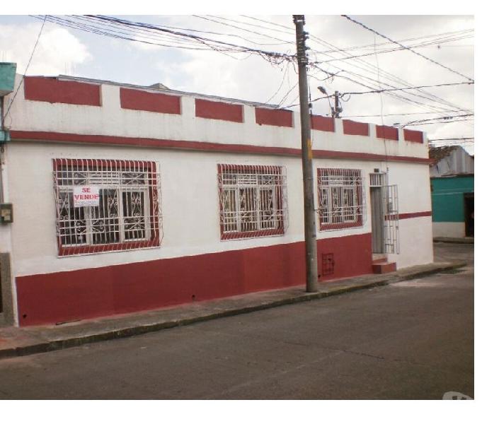 Casa amplia en esquina. Central Pereira
