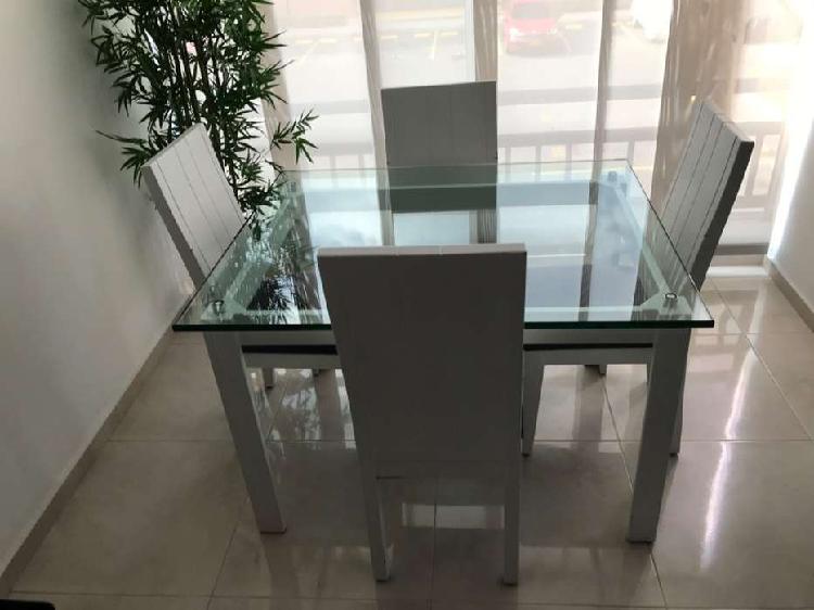 Comedor de 4 puestos con mesa de vidrio