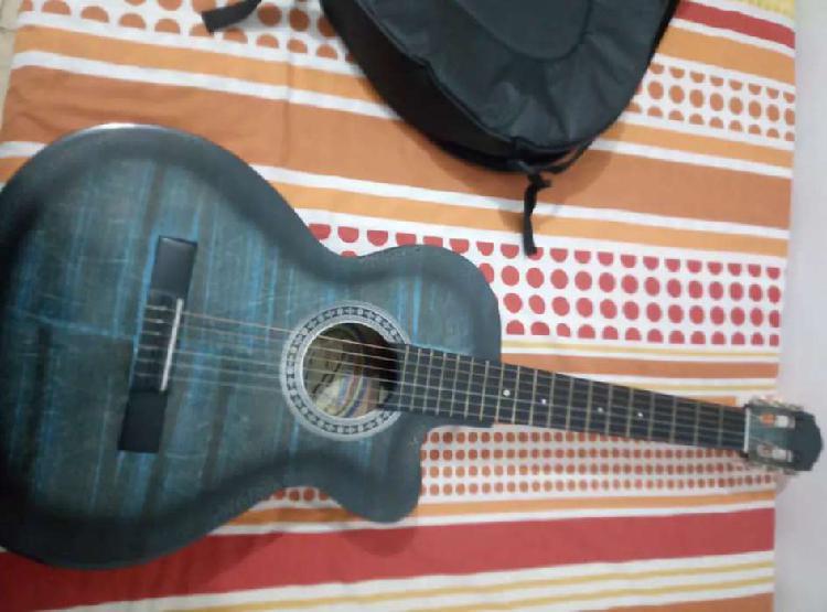 Guitarra color azul con forro