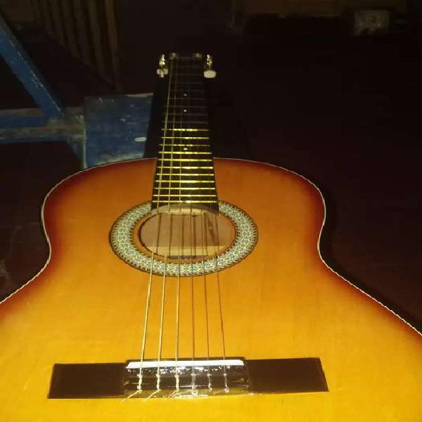 Guitarra en perfecto estado, para practicar y ensayar tus