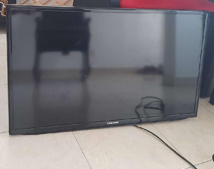 Vendo televisor de 32 pulgadas tiene dañada la pantalla.