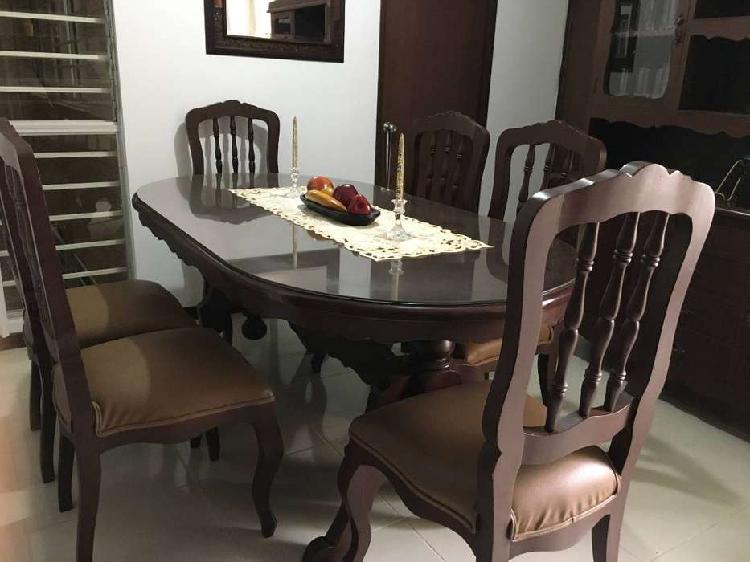 Madera, 6 puestos, mesa ovalada y bife con vitrina