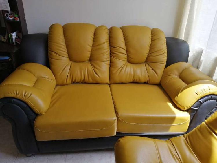 Muebles de sala en cuero, amarillo con negro muy buen estado