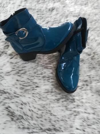 Botines azules en charol