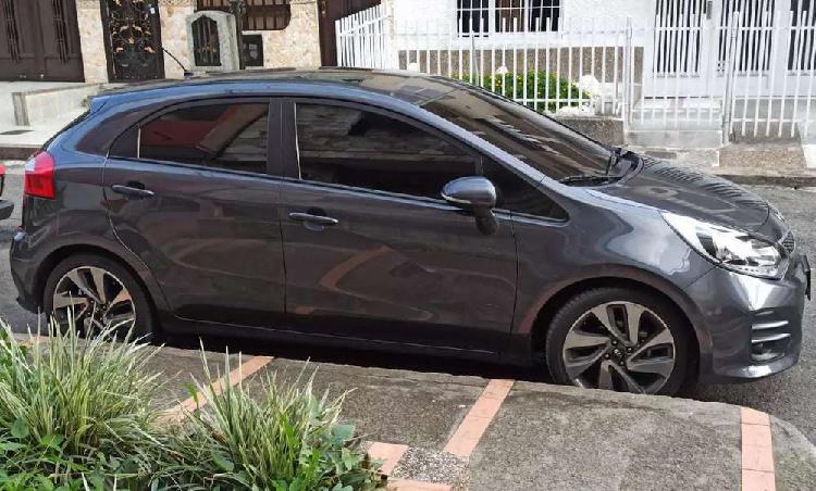 Kia rio 4 puertas con techo zoom roofo