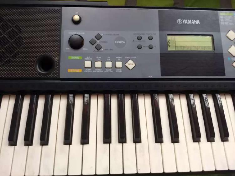 Vendo organeta- piano Yamaha Psr E233