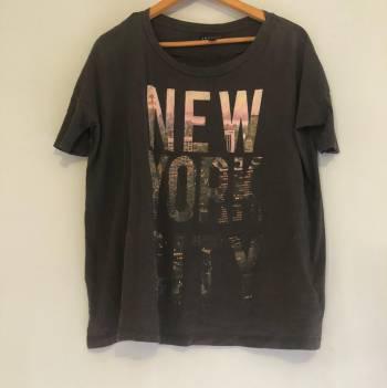 CAMISETA ESTAMPADA GRIS OSCURA ZARA