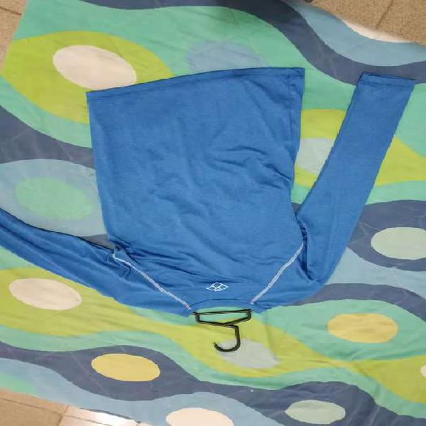 Camisa azul manga larga para piscina, mar o rio