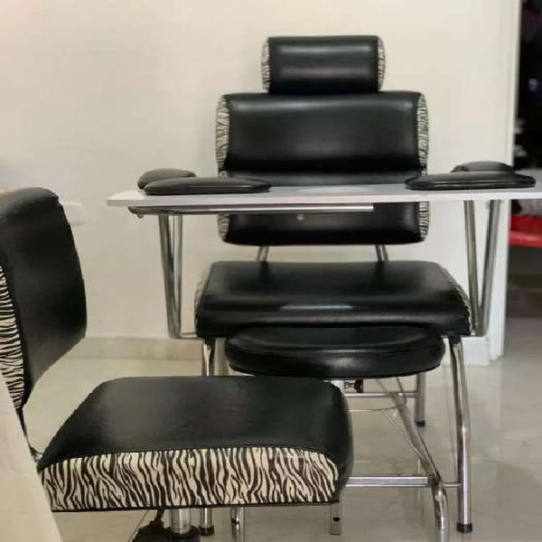 Mesa para manicure con sus respectivas sillas