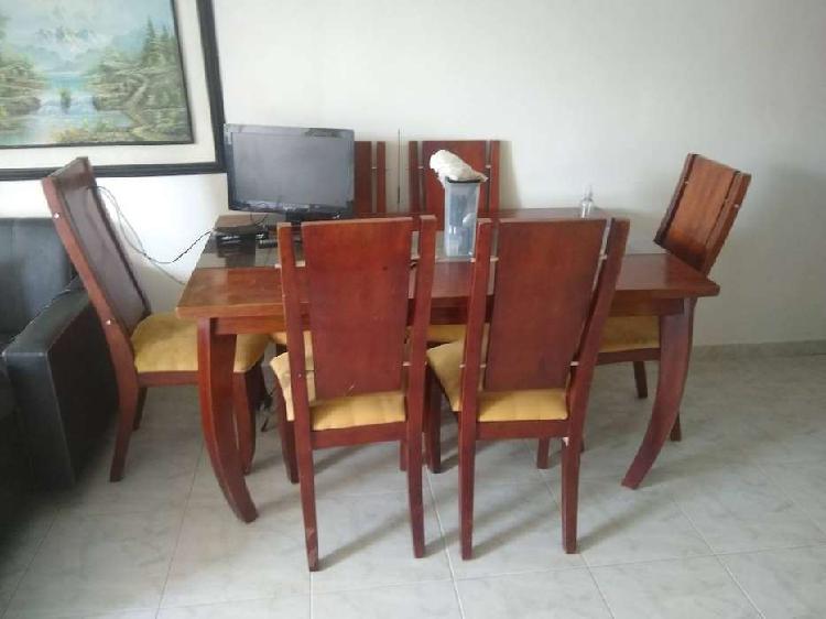 Vendo juego de comedor de madera 6 puestos