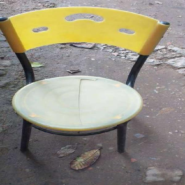 mesa con sus cuatro sillas
