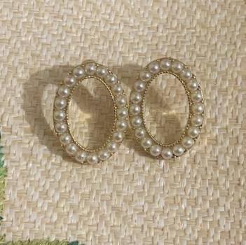 Aretes dorados con perlas de moda