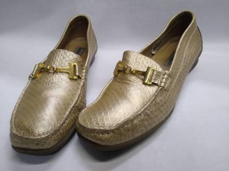 Zapatos dorados en cuero elegantes