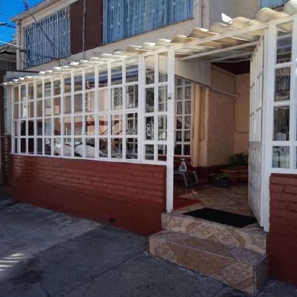 Apartamento bifamiliar, primer piso, todos los servicios,