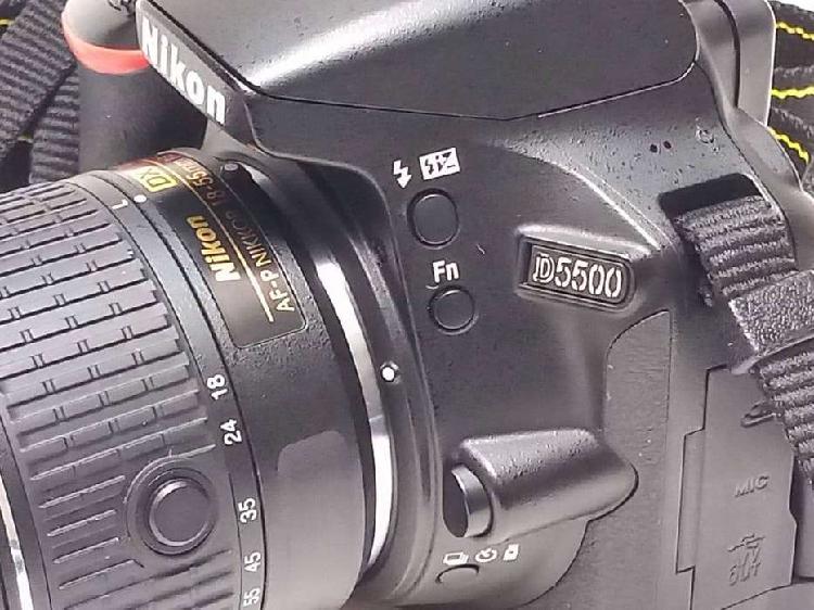Camara Nikon D5500 con lente 18-55