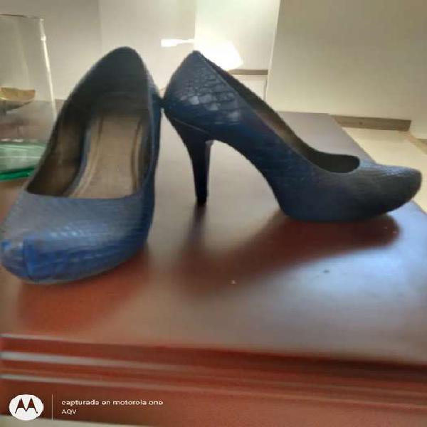 Zapatos para mujer tipo tacón color azul en perfecto estado