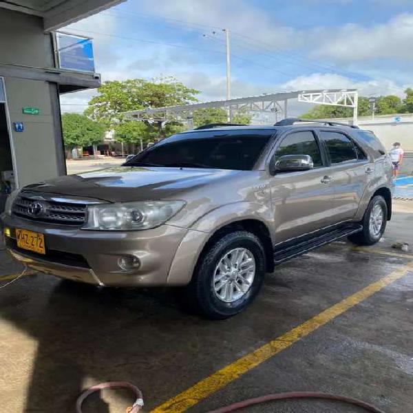 Toyota Fortuner 2011 Aut. - 103.000km