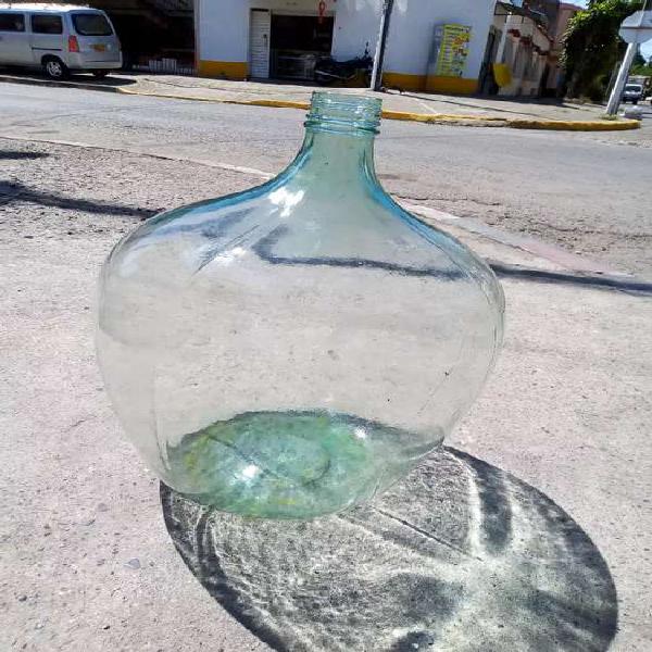 Vendo botellón vidrio antiguo mide 63de alto x 43ancho