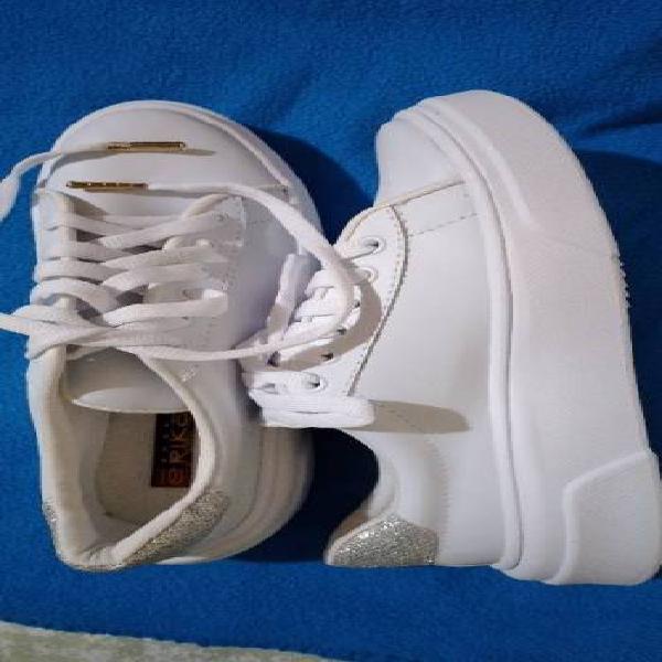 Zapatos blancos con detalle plateado