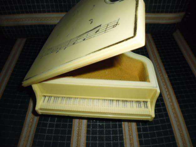 Caja musical en forma de piano con una bonita melodía