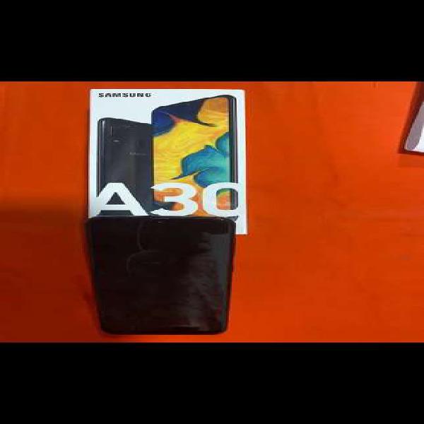 Celular Samsung A30 color negro 64 Gigas caja y accesorios