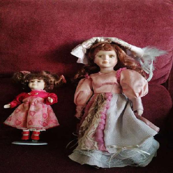 Dos muñecas antiguas de porcelana