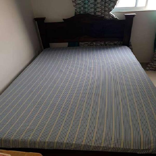 Se vende cama semidoble con colchón semiortopedico.