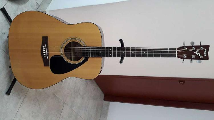 Vendo guitarra acustica yamaha F 301 con estuche duro F 301