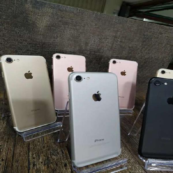 iPhone 7 de 32 gb en color negro blanco dorado y rosado.