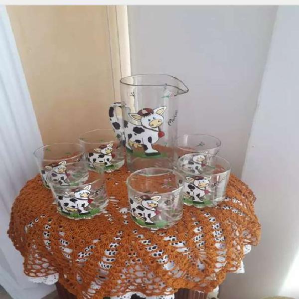 4 pocillos y 4 Jarra y seis vasos en vidrio con dibujos vaca