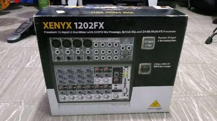 Consola Behringer Xenix 1202Fx como nueva 12 canales