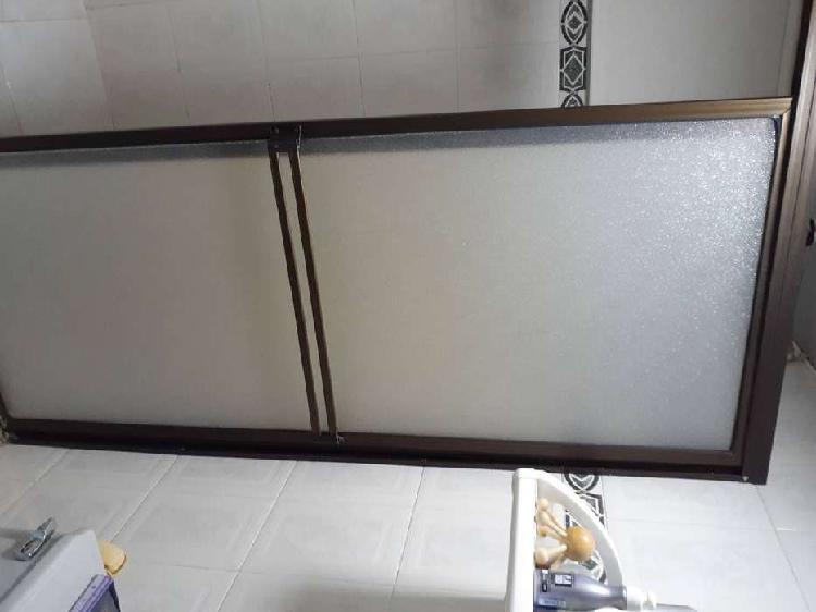 Divicion de baños en aluminio puertas en acrílicos