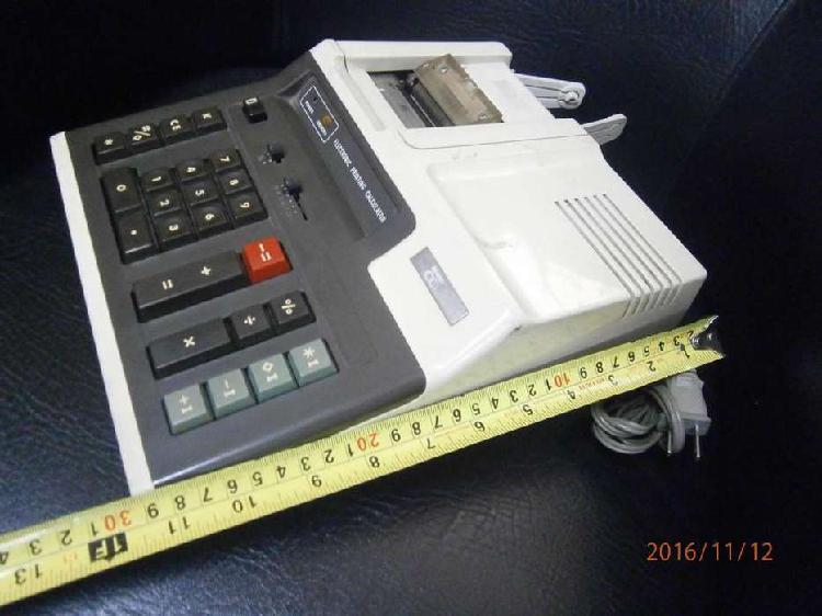 MAQUINA CALCULADORA SHARP AÑOS 70 ELECTRICA FUNCIONAL .