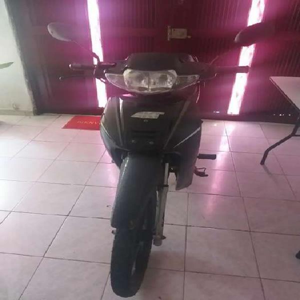 Se vende moto alta excelente estado