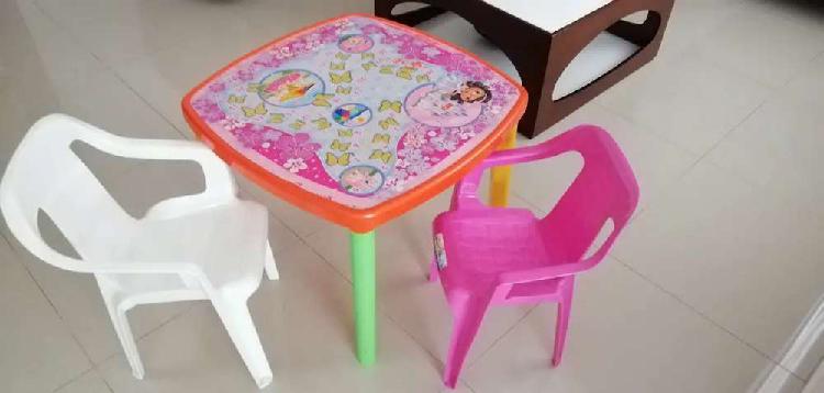 Vendo mesa y silla rimax para niñas
