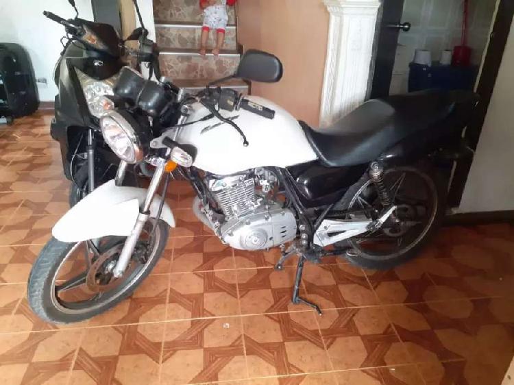 Vendo moto suzuki 125 papeles al dia muy bien de motor lista