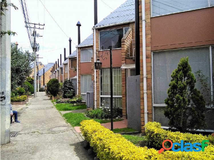 SE VENDE CASA CALLE 184 AGRUPACION SANTA MARIA