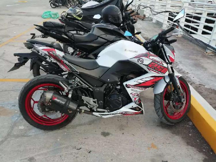 En oportunidad se vende moto Kawasaki Z250.