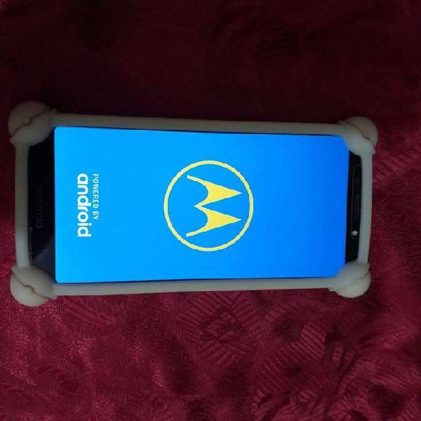 Teléfono moto e5 poco menos de un 1 año de