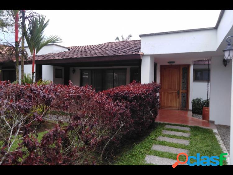 Venta de Casa Campestre en conjunto cerrado en El Caimo