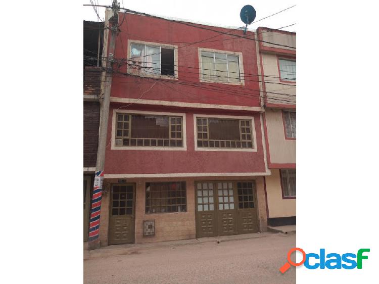 Casa de 3 pisos con apartamentos en arriendo